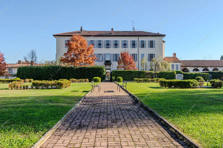 Vialetto della villa Mayon, location in stile moderno a Milano