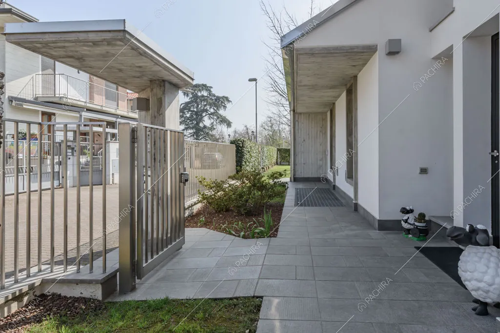 Ingresso della villa Lilium, location in stile moderno in Provincia di Milano