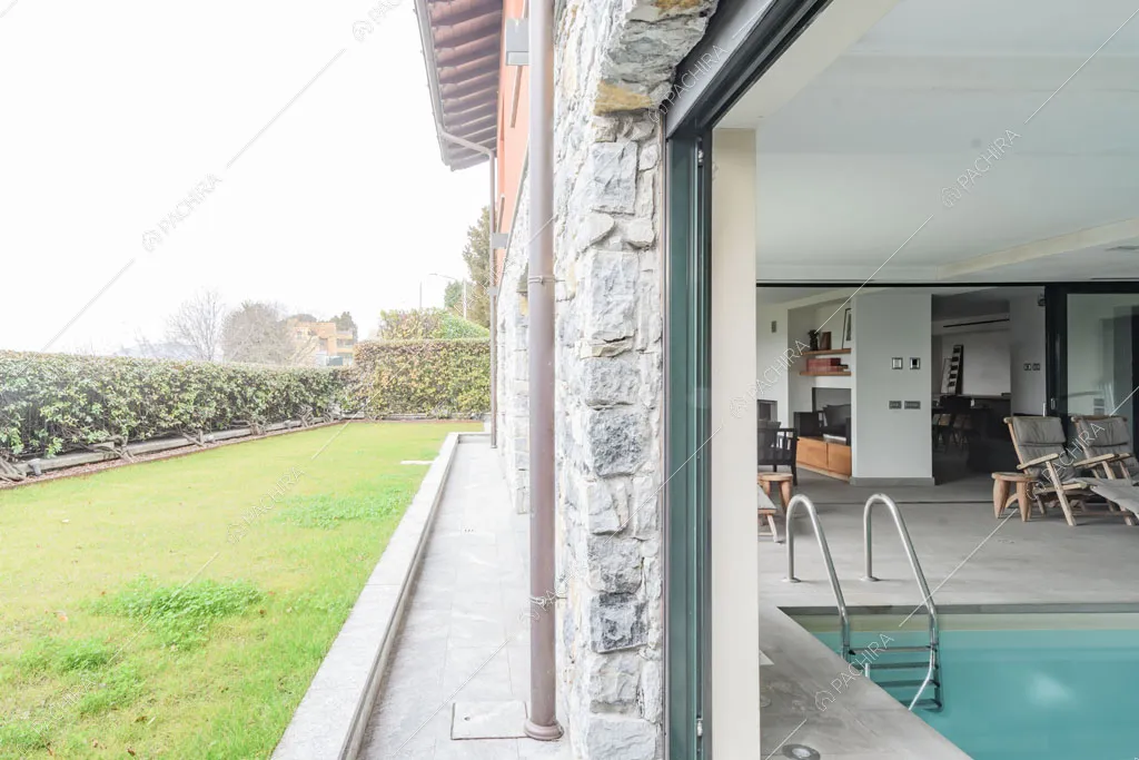 Giardino e piscina interna della villa Roveja, location in stile contemporaneo a Como