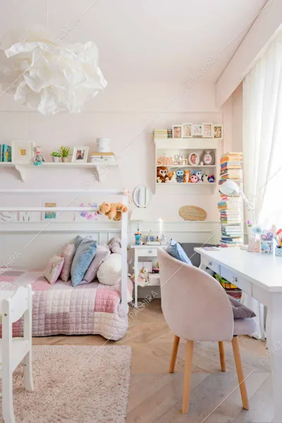 Luminosa camera da letto dei bambini con scrivania e pareti rosa