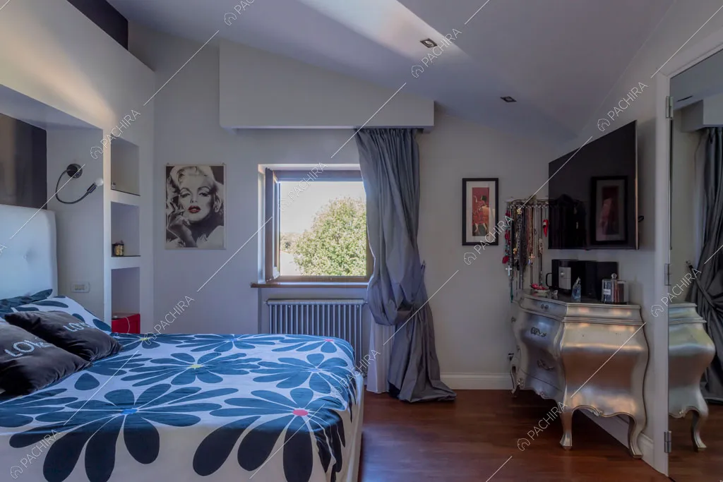 Camera da letto della villa Cassava, location in stile contemporaneo a Roma