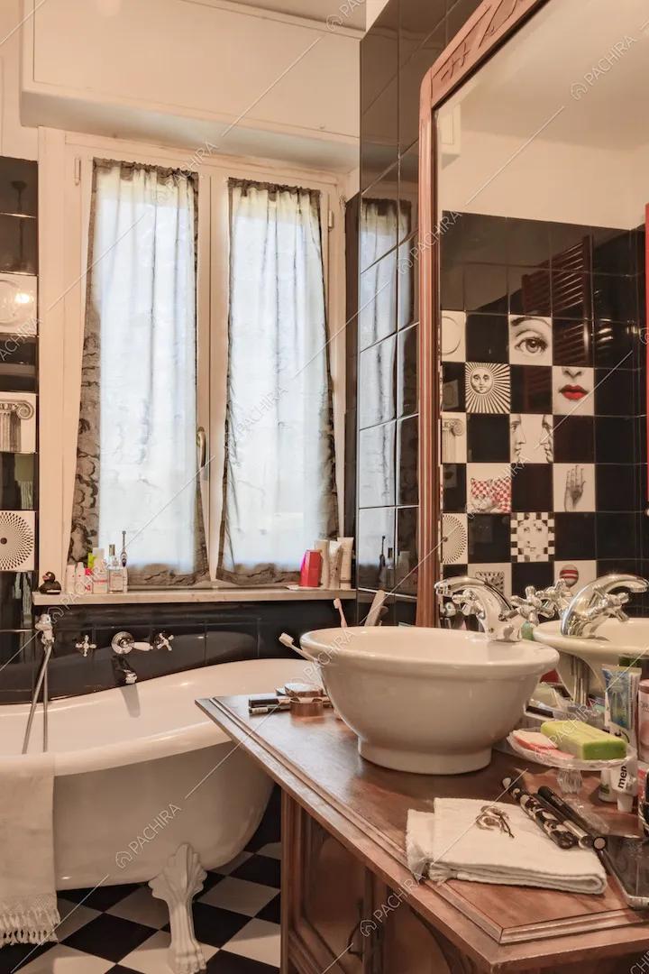 Angolo di bagno con vasca e lavandino