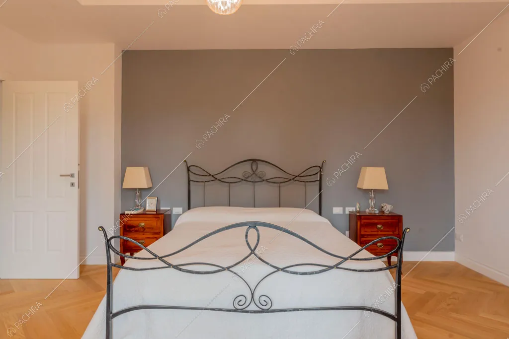 Luminosa camera da letto della villa Murray, location in stile contemporaneo a Roma