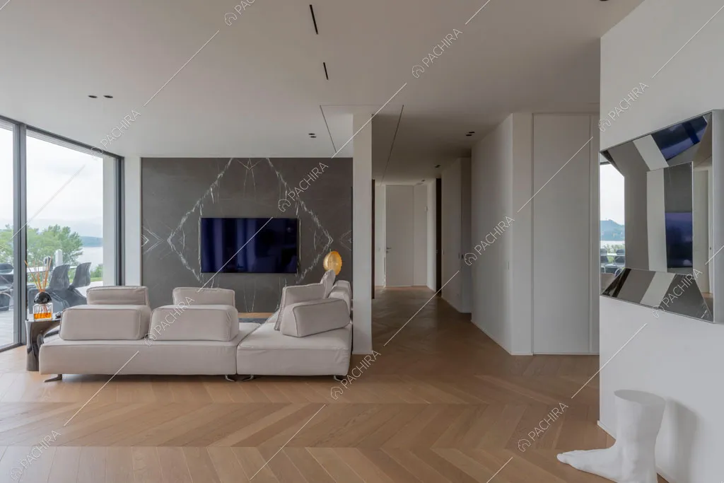 Zona living con vetrate della villa Ladoga, location in stile contemporaneo a Varese