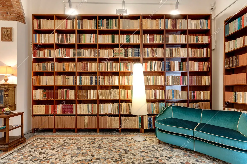 Pavimento in marmo nella biblioteca dell'espositivo Agarico, location in stile contemporaneo a Firenze