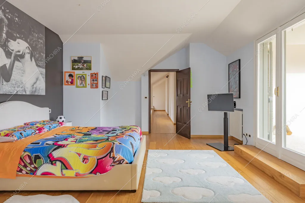 Camera da letto matrimoniale con parete nera della villa Bris, location in stile contemporaneo a Torino
