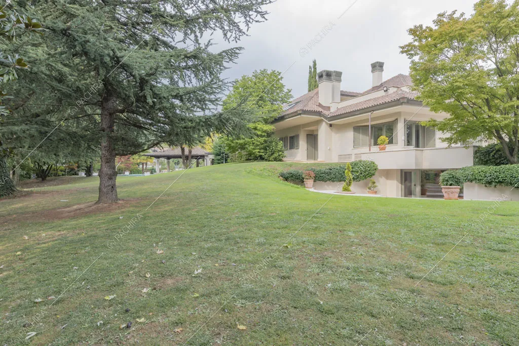 Giardino e vista sugli esterni della villa Bris, location in stile contemporaneo a Torino