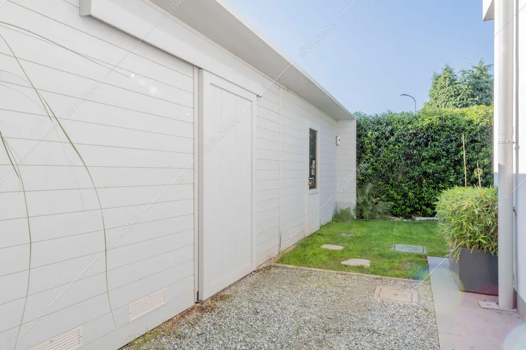 Garage della villa Garnet, location in stile contemporaneo a Milano