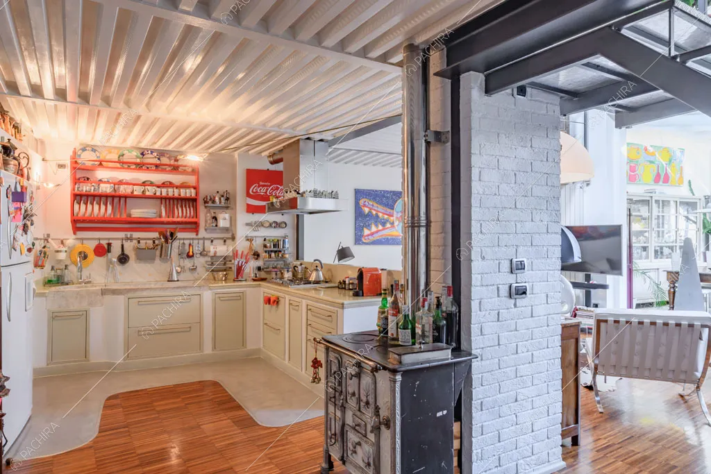 Cucina del loft Cascarilla, location in stile moderno a Milano