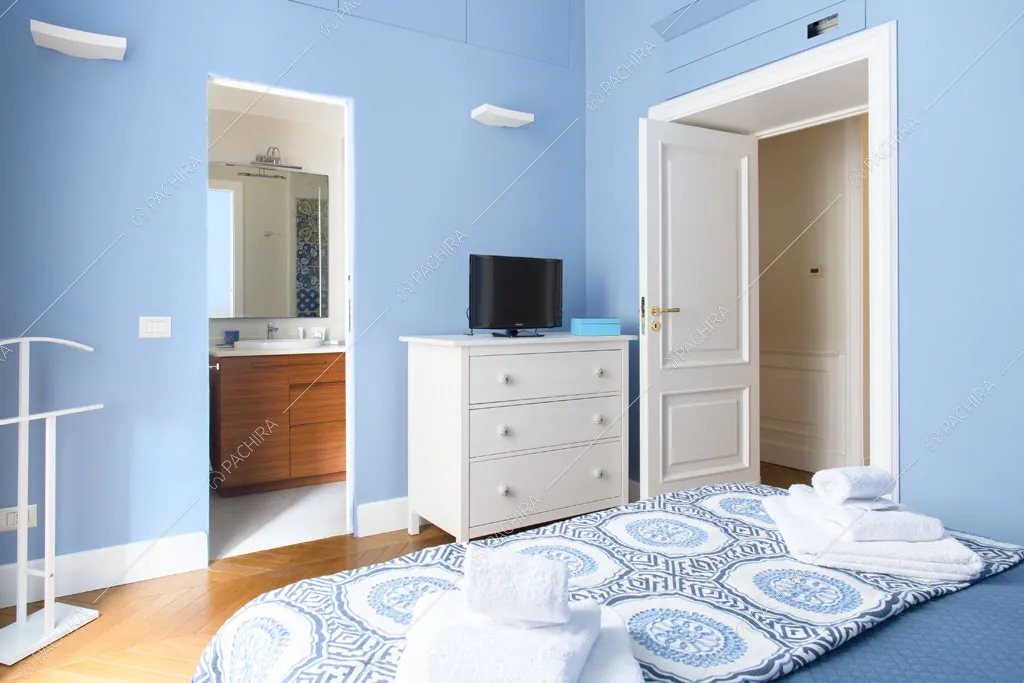 Camera da letto dell'appartamento Han, location in stile contemporaneo a Napoli