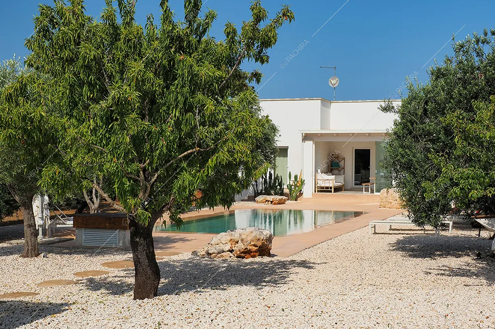 Esterni della villa Iolite, location in stile minimal a Brindisi