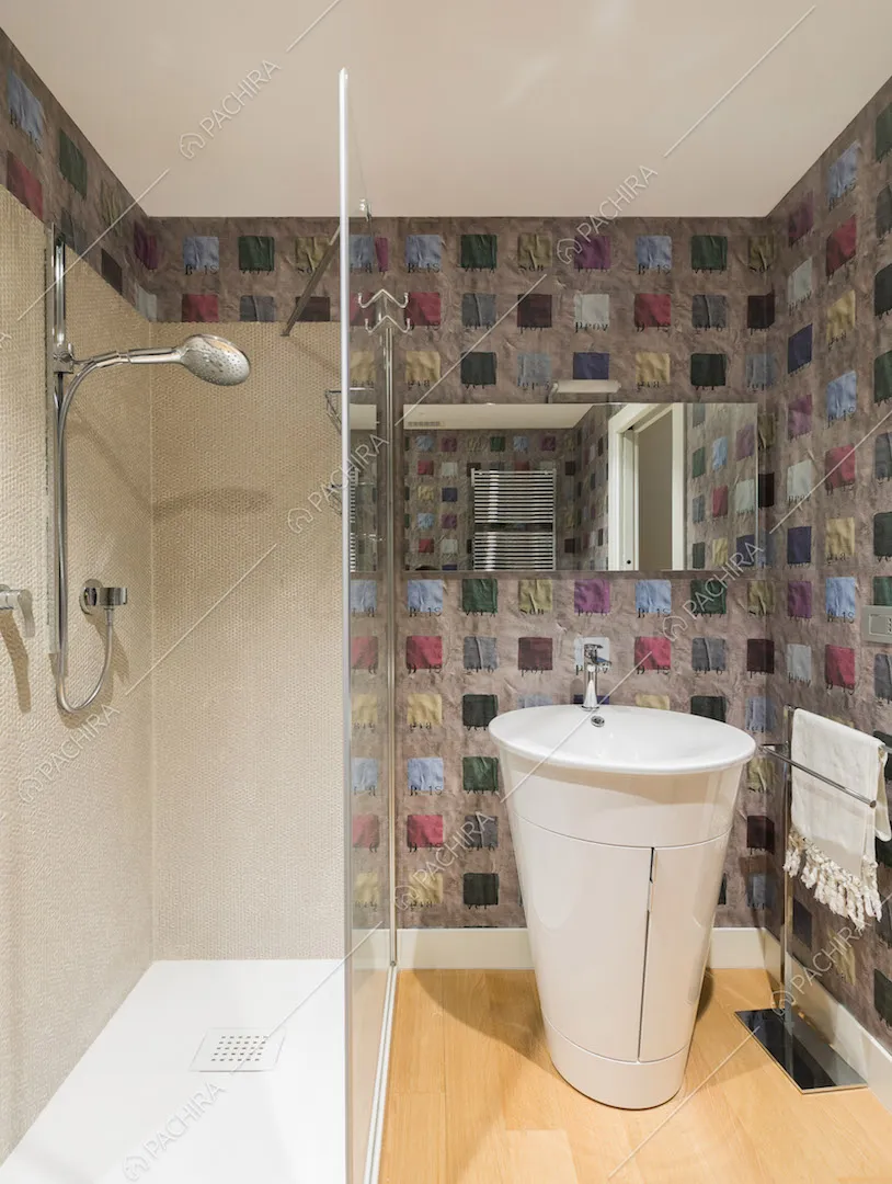 Carta da parati nel bagno con pavimento in parquet e box doccia