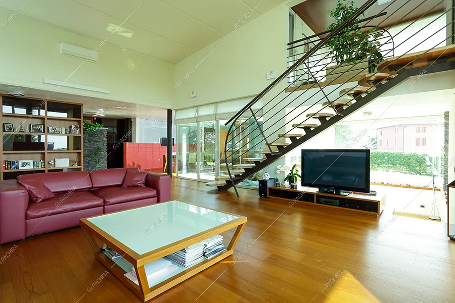 Zona living della villa Krakatoa, location in stile moderno a Udine