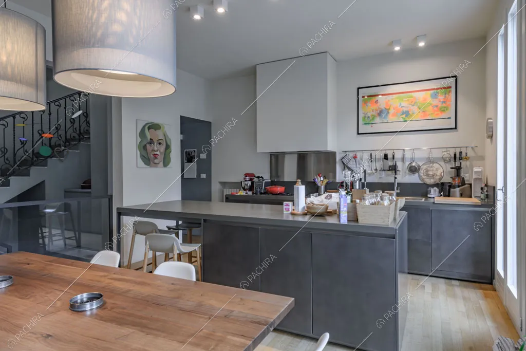 Pavimento in parquet nella cucina della villa Kharan, location in stile contemporaneo a Milano