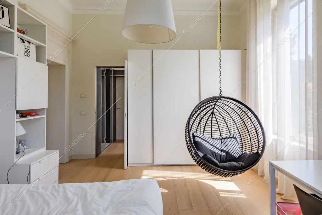 Camera da letto della villa Colorado, location in stile moderno a Varese