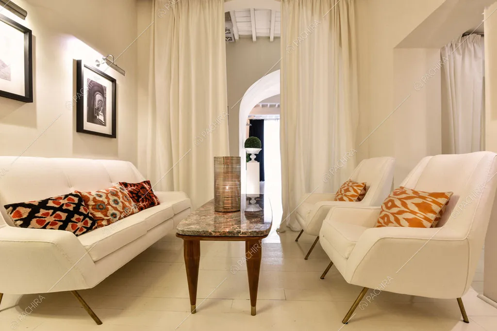 Divanetti bianchi nel salotto dell'hotel McKinley, location in stile classico a Firenze