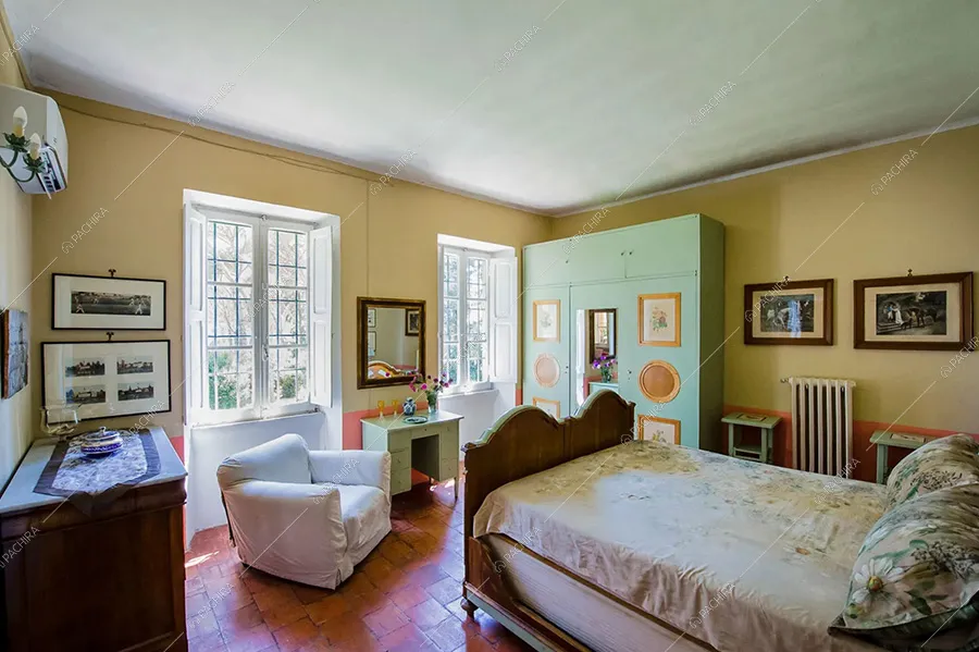 Camera da letto della dimora storica Elbe, location in stile classico per shooting a Roma