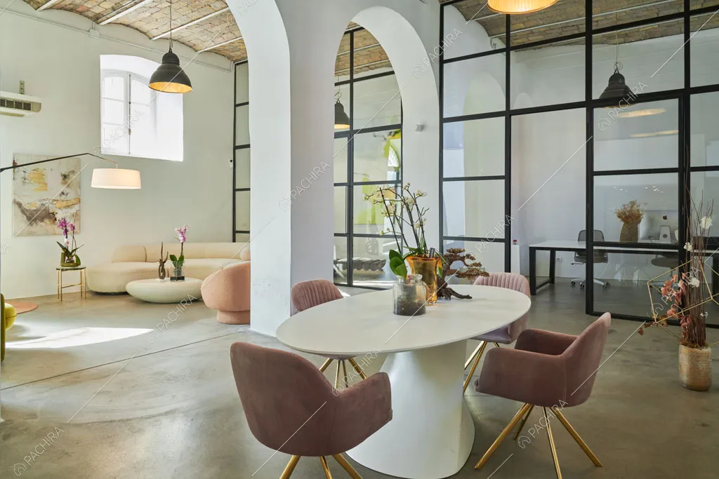 Zona living del loft Manaslu, location in stile minimal a Roma