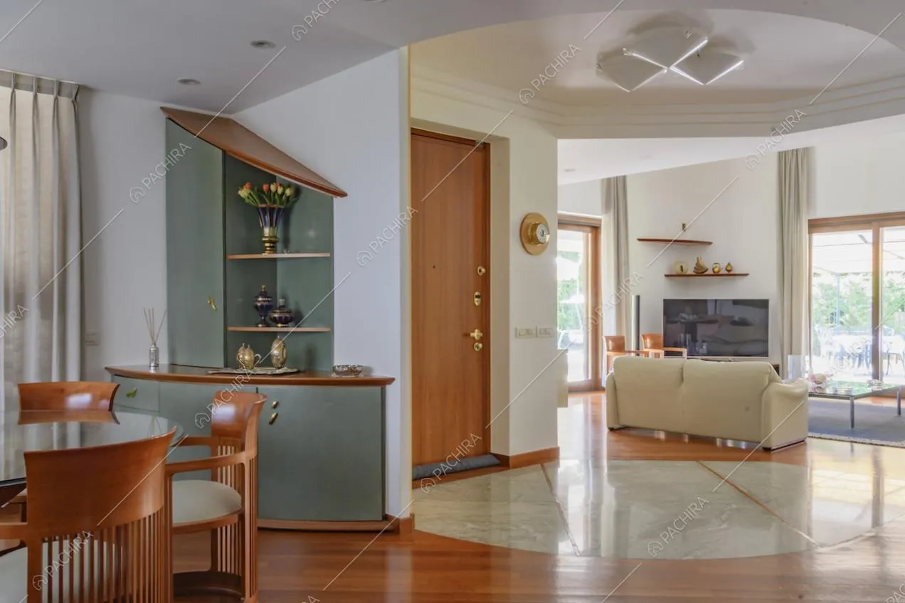 Ingresso della villa con boiserie sul soffitto e scorcio sul salotto