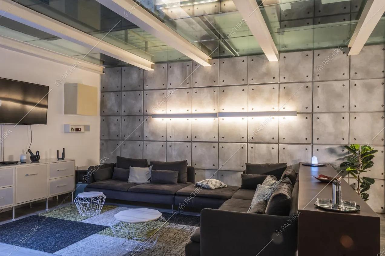 Grande divano ad angolo marrone e tavolini di design