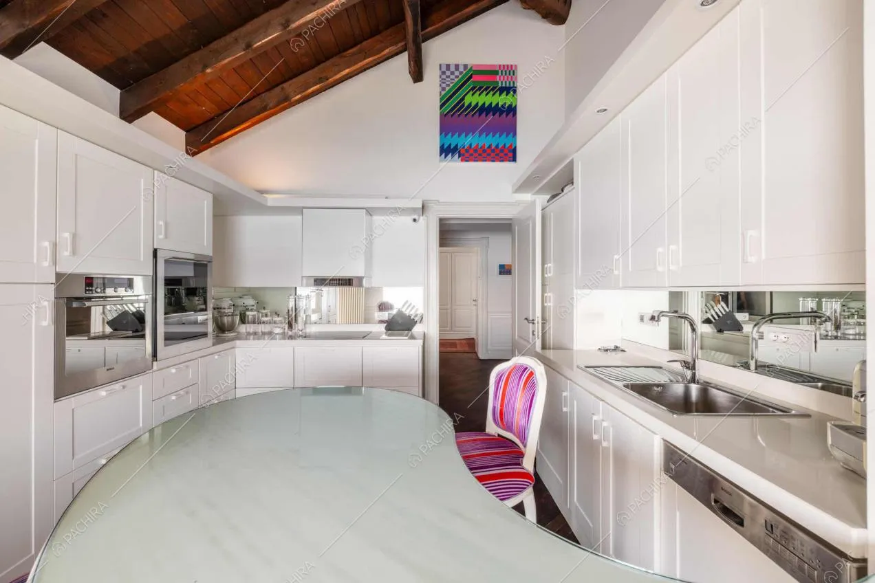 Cucina dell'appartamento Amazon, location in stile moderno a Novara
