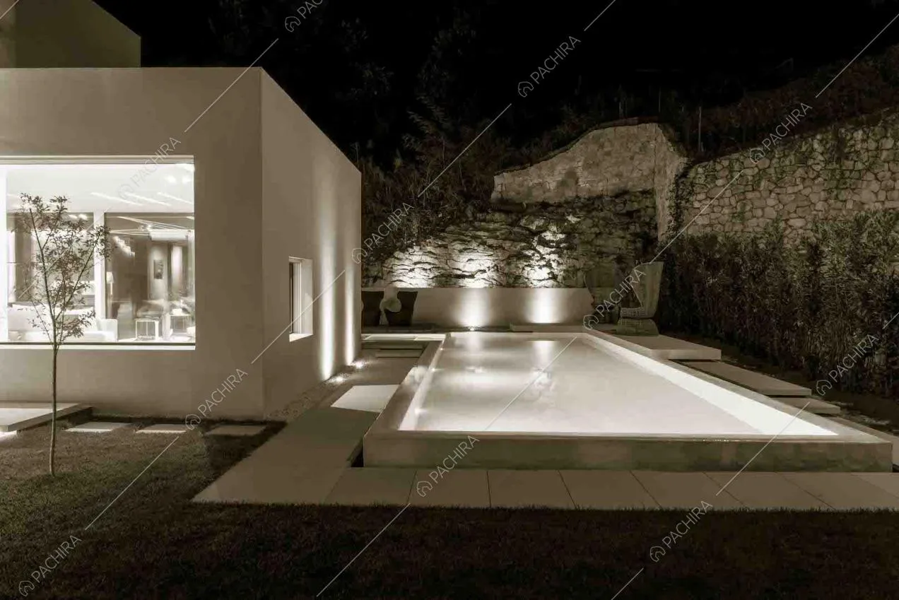 Vista sul piano terra con vetrate della location e sulla piscina a sfioro, protetta da antiche mura