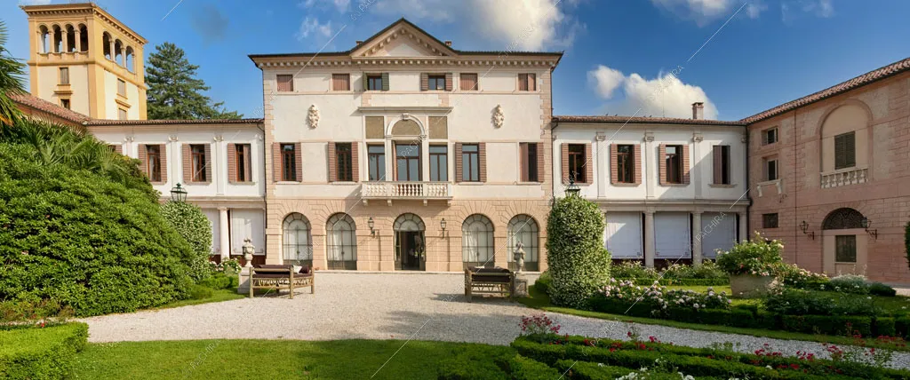 Elegante giardino con pavimentazione in ciottolato e vista sugli esterni