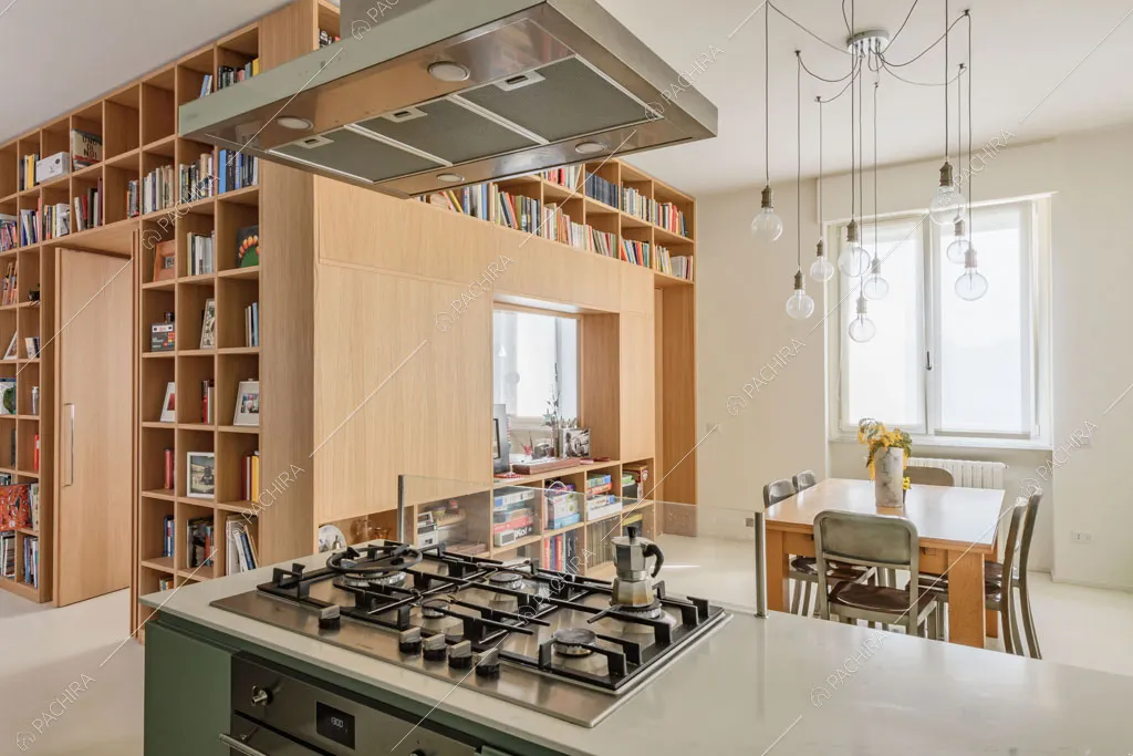 Libreria a ponte nella cucina dell'appartamento Papagayo, location in stile contemporaneo a Milano