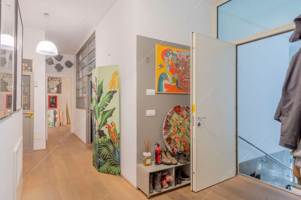 Corridoio dell'appartamento Mungo, location in stile contemporaneo a Milano