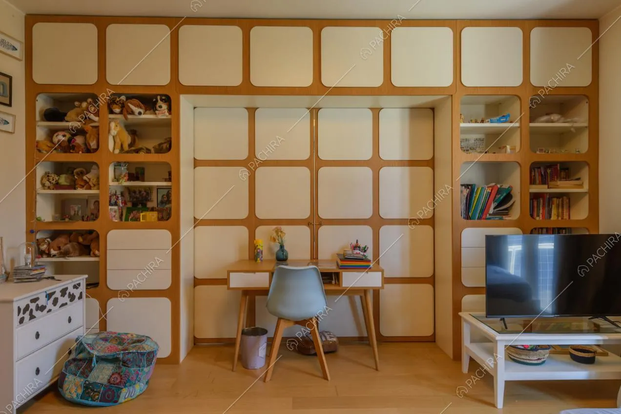 Camera da letto dei bambini con armadio a muro e pavimento in parquet