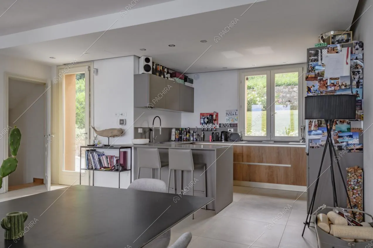 Cucina a vista con penisola e faretti sul soffitto