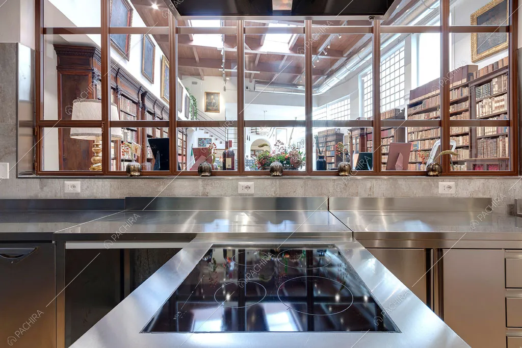 Dalla cucina vista sulla sala dell'espositivo Agarico, location in stile contemporaneo a Firenze