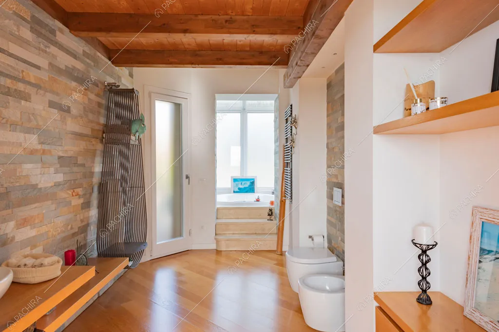 Grande bagno della villa Matico, location in stile contemporaneo a Roma