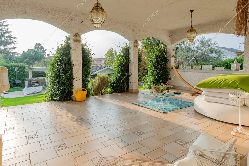 Portico della villa Ararat, location in stile classico a Milano