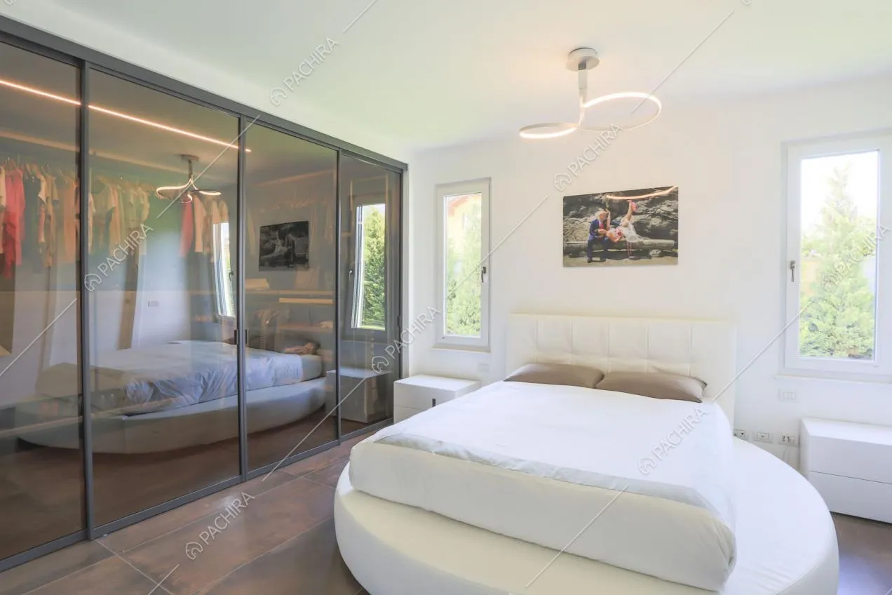 Camera da letto matrimoniale con cabina armadio separata da vetrate