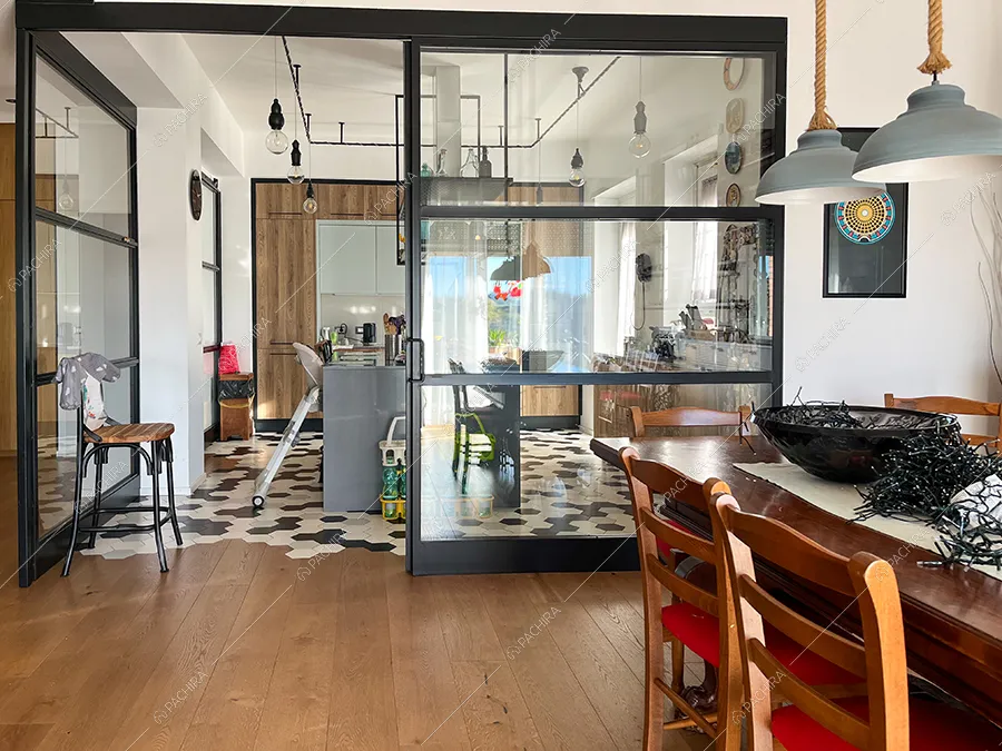 Sala dell'appartamento Orange, location in stile industriale a Roma