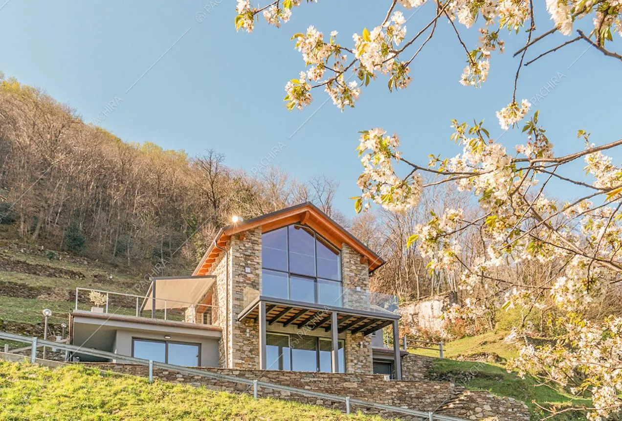 Vista sulle vetrate e terrazze della location dal giardino privato