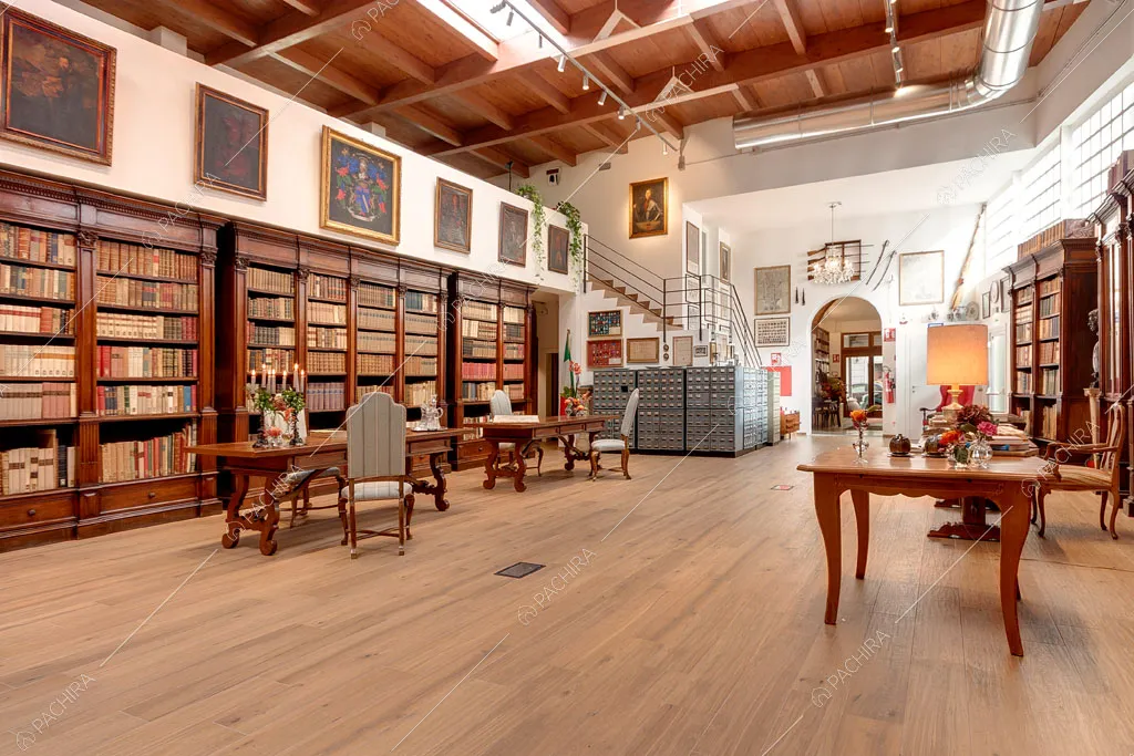 Biblioteca con pavimento in parquet dell'espositivo Agarico, location in stile contemporaneo a Firenze