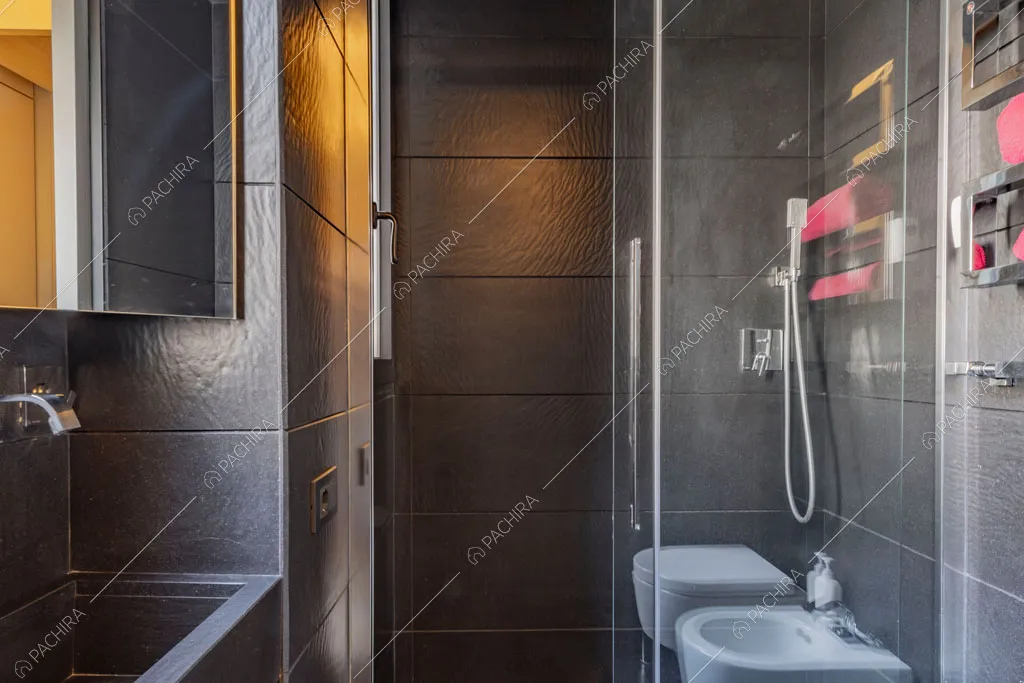 Bagno con box doccia dell'appartamento Kamala, location in stile contemporaneo a Roma