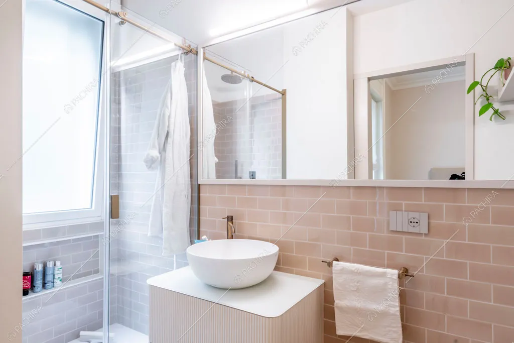 Bagno dell'appartamento Capsico, location in stile contemporaneo a Milano