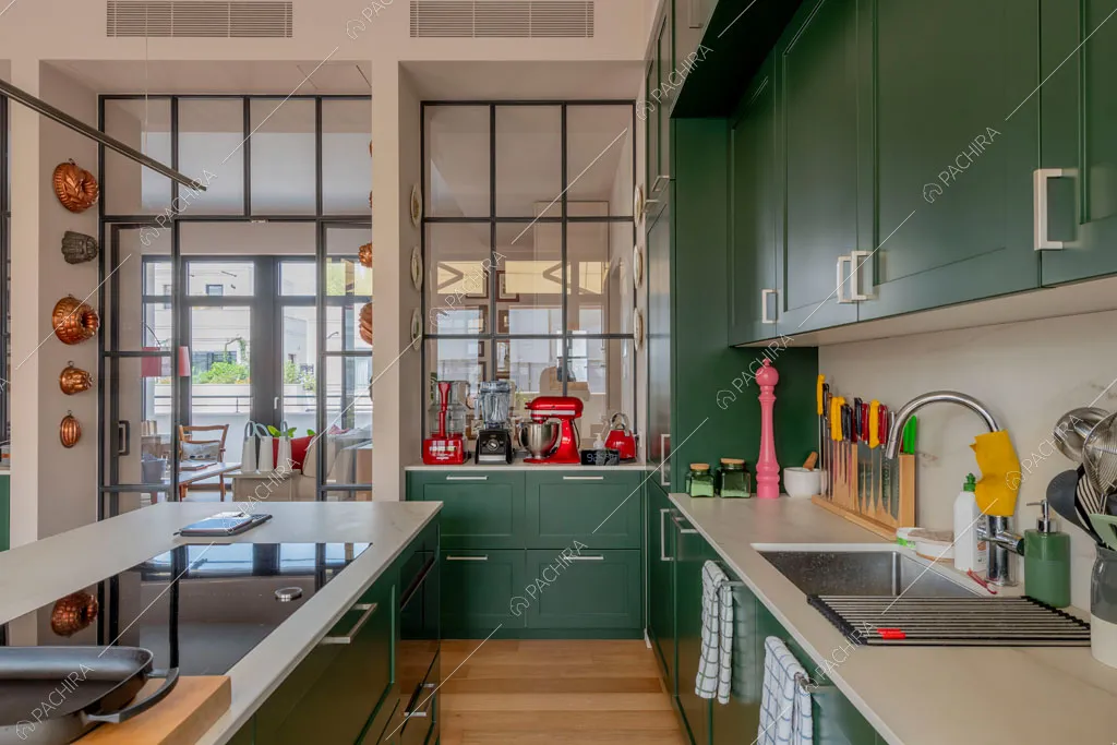 Cucina dell'appartamento Foehn, location in stile contemporaneo a Milano