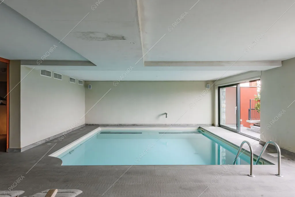 Piscina interna della villa Roveja, location in stile contemporaneo a Como