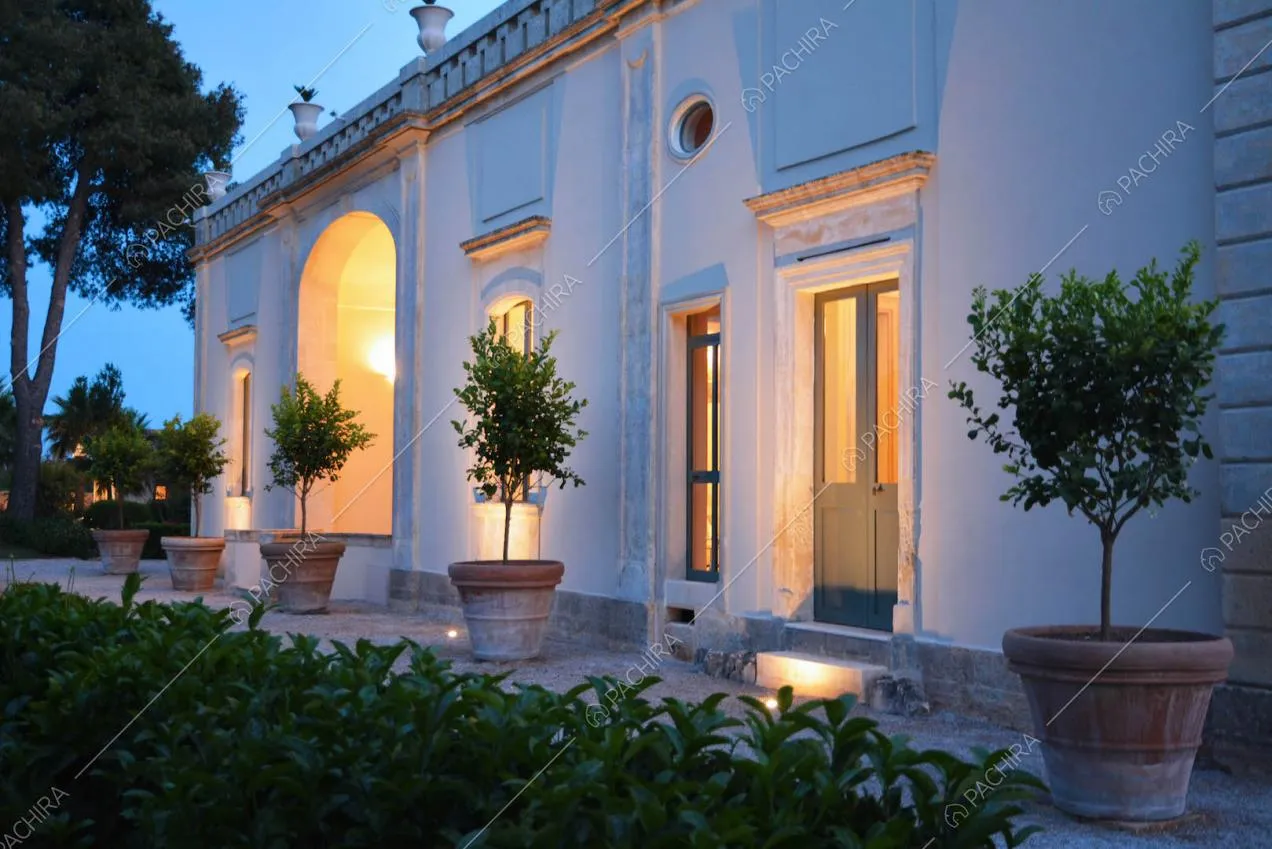Dal giardino vista sugli esterni bianchi della villa