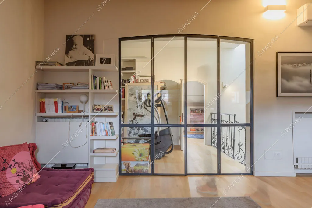 Camera con parete vetrata della villa Kharan, location in stile contemporaneo a Milano