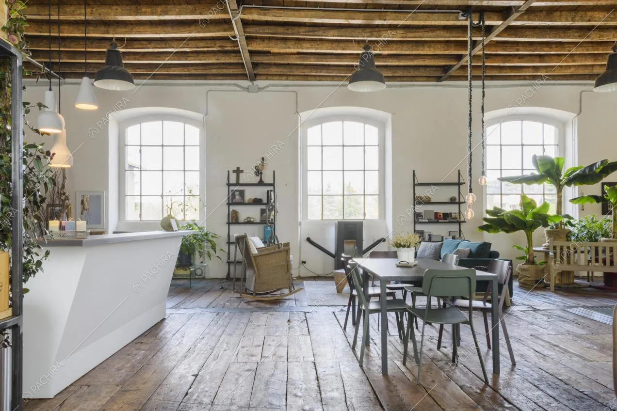 Parquet antico, travi in legno e vetrate industriali