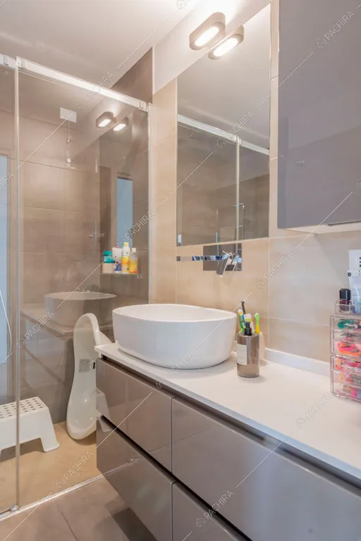 Bagno dell'appartamento Tobol, location in stile contemporaneo a Milano