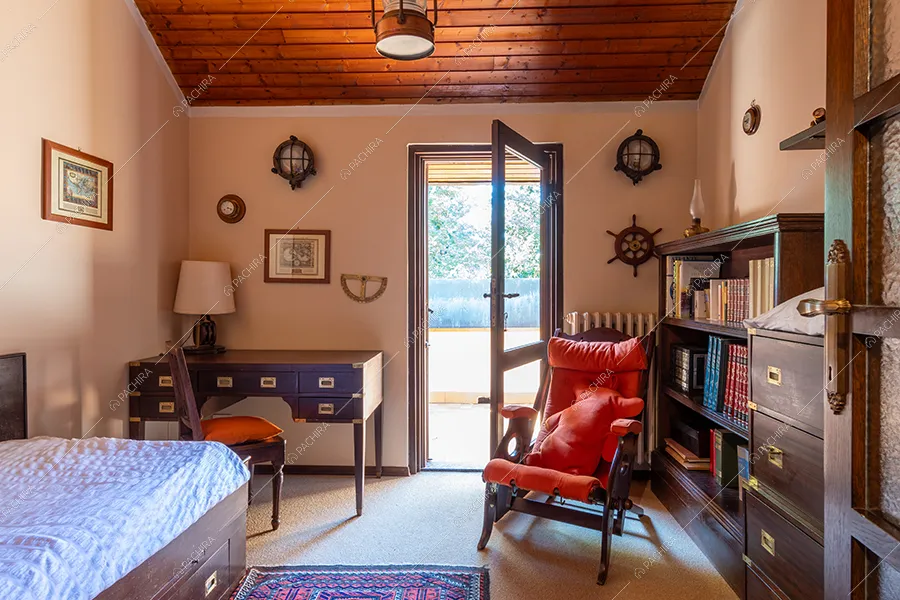 Camera da letto della villa Realgar, location in stile country a Milano