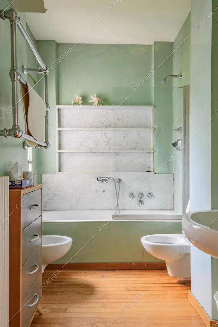 Bagno con pavimento in parquet