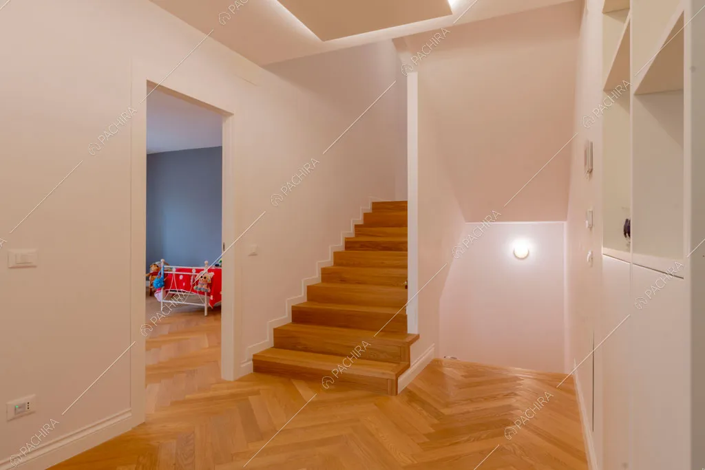 Scale in legno della villa Murray, location in stile contemporaneo a Roma