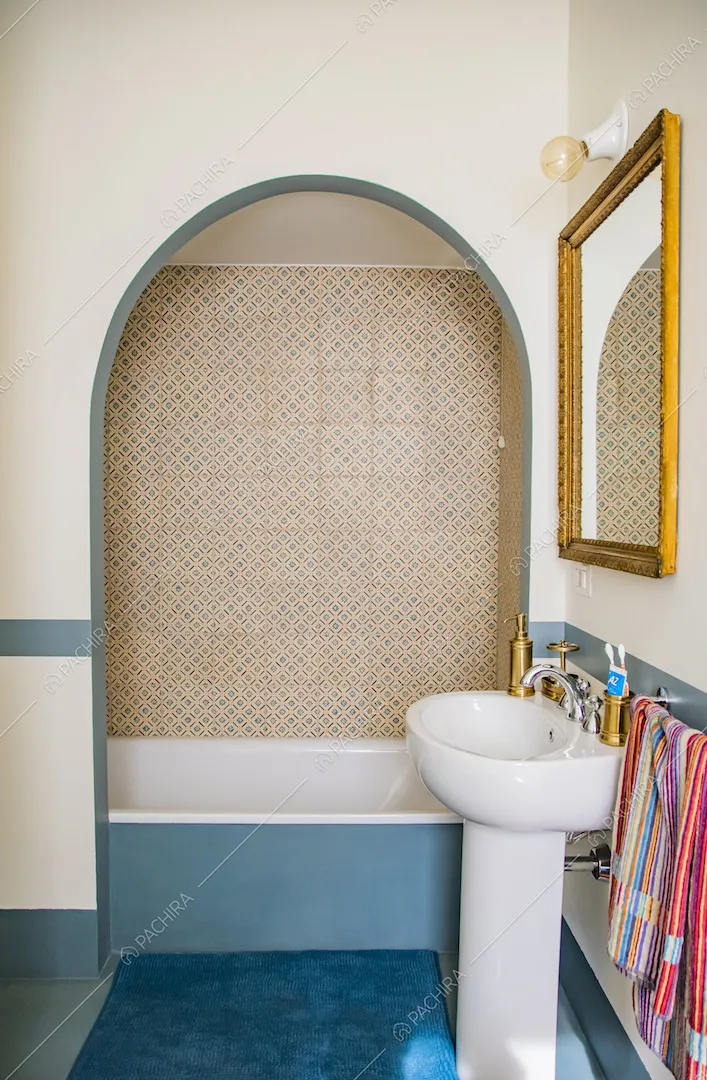 Bagno con vasca da bagno sui toni del blu